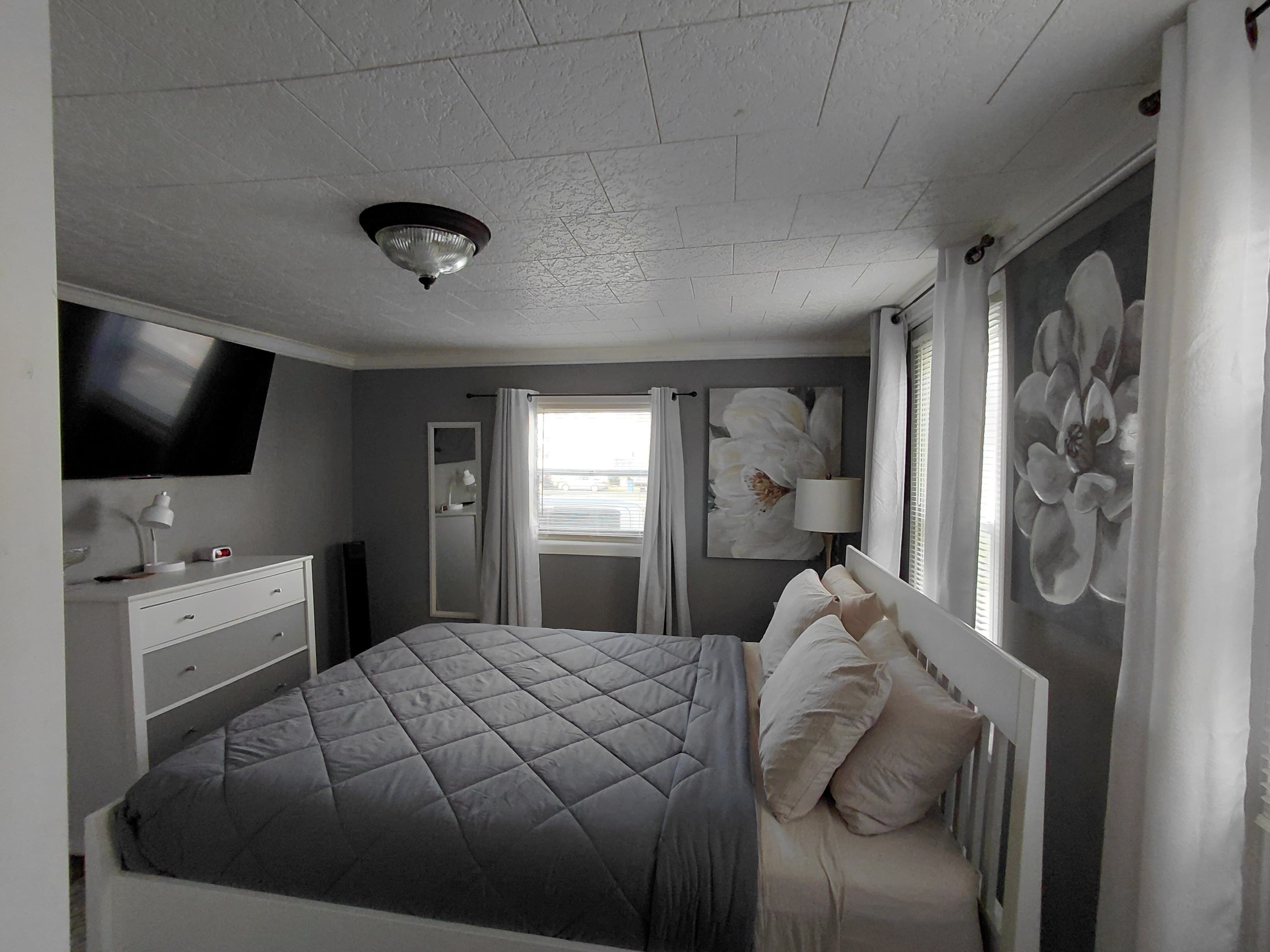 3 makuuhuonetta, tallelokero huoneessa, silitysrauta/-lauta