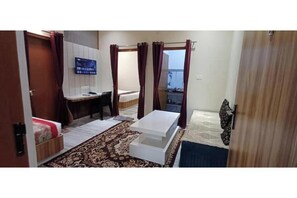 2 bedrooms, WiFi, bed sheets - Raghav Vilas ~ Luxury 2BHK Near Vishwanath Temple (Varanasi)