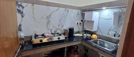 Batterie de cuisine, vaisselle et ustensiles