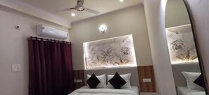 2 bedrooms, WiFi, bed sheets - Raghav Vilas ~ Luxury 2BHK Near Vishwanath Temple (Varanasi)