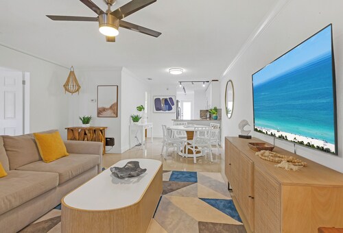 Boca Waterfront • Watch the Boats • Pool & Gym