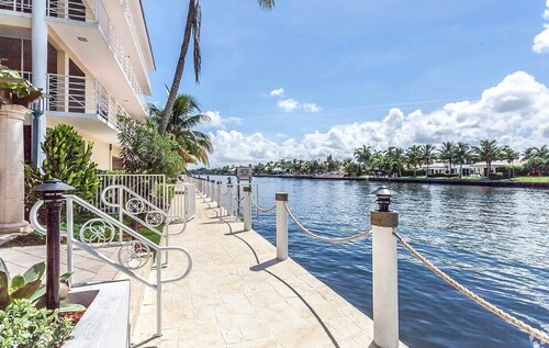 Boca Waterfront • Watch the Boats • Pool & Gym