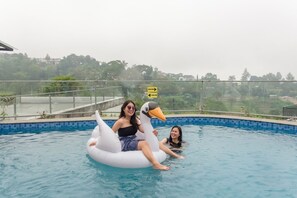 Kolam renang terbuka 