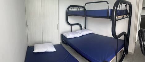 2 habitaciones, acceso a internet y ropa de cama