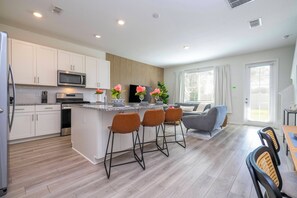 Interior - New and modern home, sleeps 6 in great location! (Davenport)