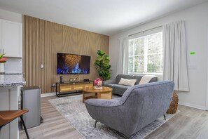 TV - New and modern home, sleeps 6 in great location! (Davenport)