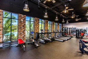 Fitness facility - New and modern home, sleeps 6 in great location! (Davenport)