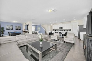 电视、桌上足球、乒乓球