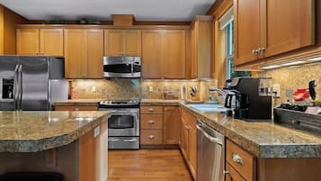 Een magnetron, een oven, een kookplaat, een vaatwasser