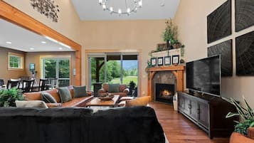 Een televisie en een open haard