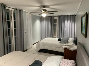 Tabla de planchar con plancha, wifi y ropa de cama
