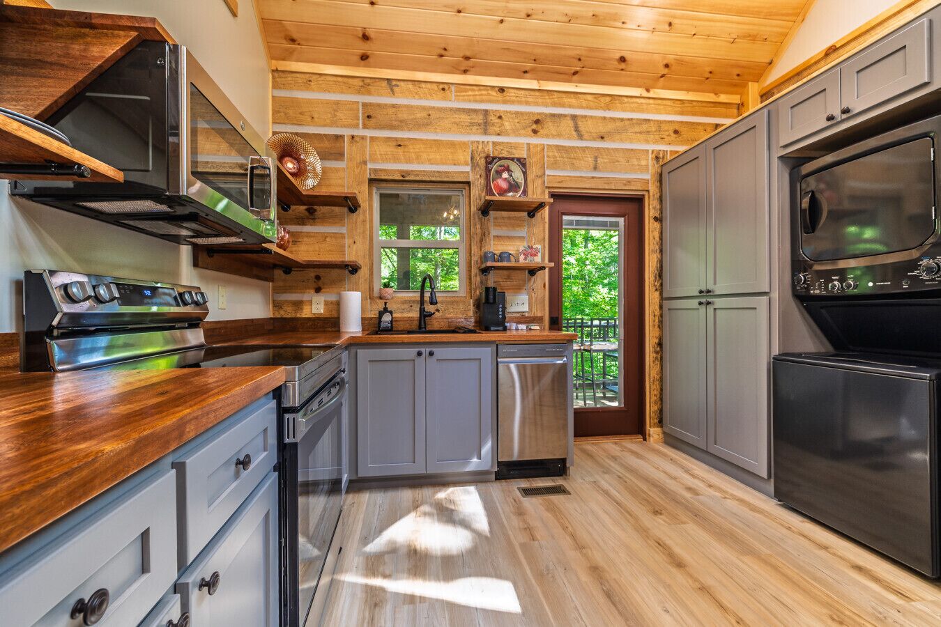 Jääkaappi, mikroaaltouuni, uuni, liesi