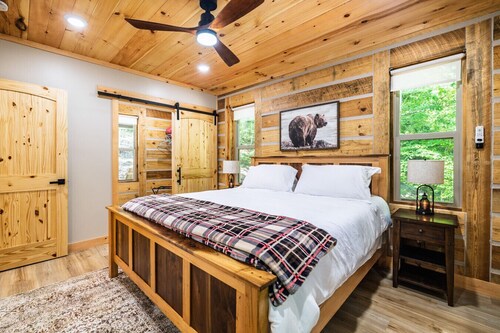The Bears Den | Cabin w/ Hot Tub + Lake Access