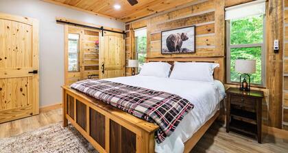 The Bears Den | Cabin w/ Hot Tub + Lake Access