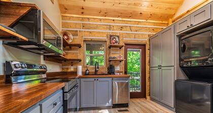 The Bears Den | Cabin w/ Hot Tub + Lake Access