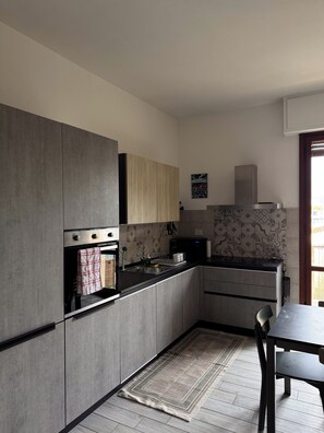 Réfrigérateur, four à micro-ondes, un four, surface de cuisson