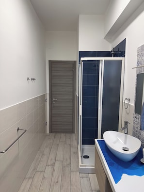 Shower, free toiletries, hair dryer, bidet