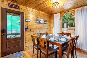 Dining - Bear Ridge - Stunning Views, Hot Tub, Game Room & Fire Pit (Ellijay)