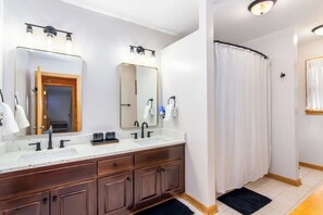 Hair dryer, towels, soap, shampoo - Bear Ridge - Stunning Views, Hot Tub, Game Room & Fire Pit (Ellijay)