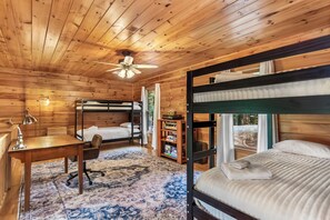 4 bedrooms, desk, iron/ironing board, free WiFi - Bear Ridge - Stunning Views, Hot Tub, Game Room & Fire Pit (Ellijay)