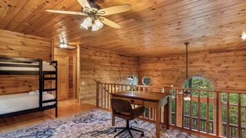 4 bedrooms, desk, iron/ironing board, free WiFi