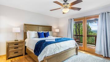 4 slaapkamers, een bureau, een strijkplank/strijkijzer, gratis wifi