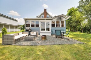 Outdoor dining - Relaxing Lake House Retreat Family Friendly (Wolcott)