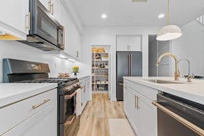 Refrigerador, microondas, horno y parrilla de estufa 