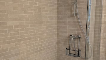 Ducha, artículos de tocador gratuitos, secador de pelo, toallas