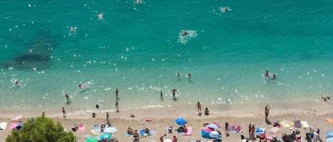 ビーチの近く、白砂、ビーチタオル