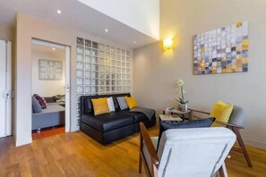 Appartement Design, balcon, vue sur la ville | Aire de séjour | Téléviseur à écran plat de 55 po avec télévision numérique