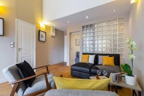 時尚公寓, 陽台, 城市景觀 | 起居區 | 55-吋平面電視,提供數位頻道