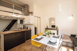 Deluxe Apartment, Courtyard View | Dining room