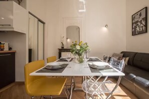 Deluxe Apartment, Courtyard View | Dining room