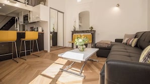 Leilighet – deluxe, bakgårdsutsikt | Oppholdsområde | En 55-tommers smart-TV med digitale kanaler samt Netflix
