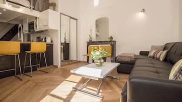 Appartement Deluxe, vue cour intérieure | Coin séjour | TV connectée de 55 pouces avec chaînes numériques, Netflix