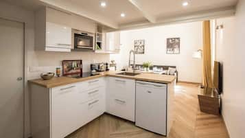 Deluxe Apartment, Courtyard View | Private kitchen | Espresso maker, coffee/tea maker, electric kettle