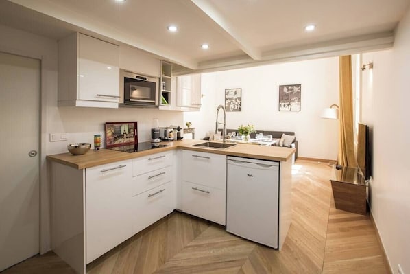 Deluxe Apartment, Courtyard View | Private kitchen | Espresso maker, coffee/tea maker, electric kettle
