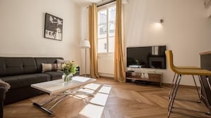 Leilighet – deluxe, bakgårdsutsikt | Oppholdsområde | En 55-tommers smart-TV med digitale kanaler samt Netflix