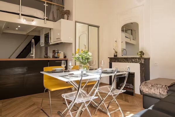 Deluxe appartement, uitzicht op de binnenplaats | Dineerruimte