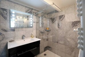 Deluxe Apartment, Courtyard View | Bathroom