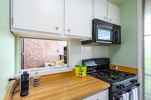 Condo conforto, sacada, vista para o oceano | Cozinha privada | Máquina de café expresso, cafeteira/chaleira, chaleira elétrica