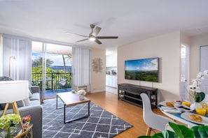 Condo conforto, sacada, vista para o oceano | Área de estar | Smart TV 65 polegadas com canais digitais