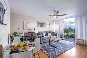 Comfort-Apartment, Balkon, Meerblick | Wohnbereich | 65-Zoll-Smart-TV mit Digitalempfang