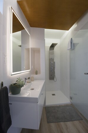 Secadora de cabello, bidet, toallas, jabón 