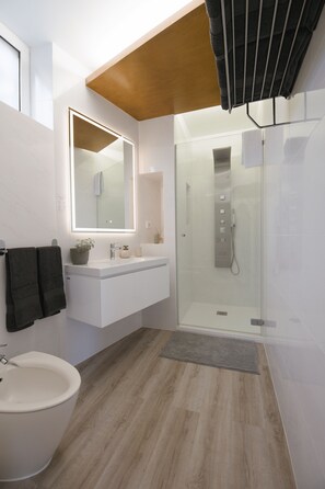 Séchoir à cheveux, bidet, serviettes fournies, savon
