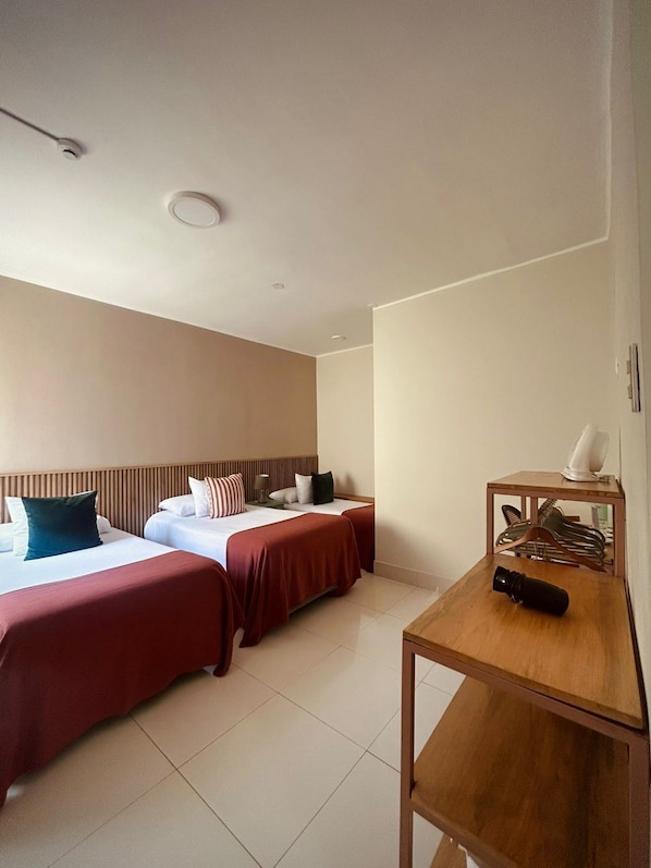 Quarto triplo | Cofres nos quartos, ferros/tábuas de passar roupa, Wi-Fi de cortesia