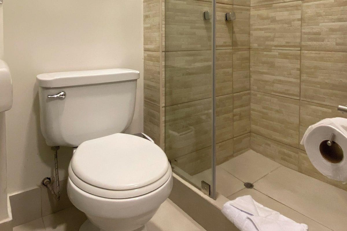 Økonomi-enkeltrom | Bad | Dusj, hårføner, håndklær og såpe