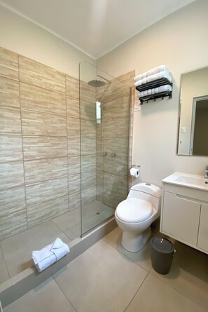 Comfort Triple Room | Bathroom | Shower, hair dryer, towels, soap - Lima Atelier (Lima)