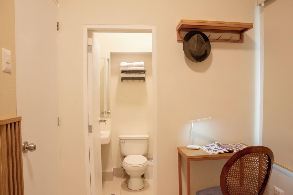 Economy Single Room | In-room safe, iron/ironing board, free WiFi